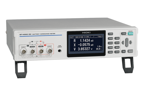 BT4560-50 firmy HIOKI mierzy parametry impedancyjne, napięcie i temperaturę akumulatorów litowo-jonowych oraz cel o dużej pojemności. Oferuje Labimed Electronics Sp. z o.o.